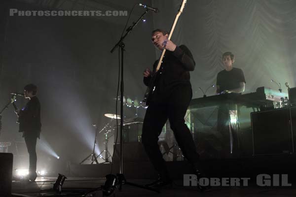 THE XX - 2012-12-18 - PARIS - CentQuatre - Nef Curial - Romy Madley Croft - Oliver Sim - James Thomas Smith